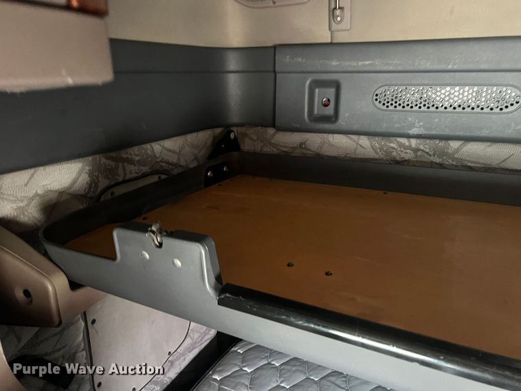 image for item DS2803 2011 Freightliner Cascadia  semi truck