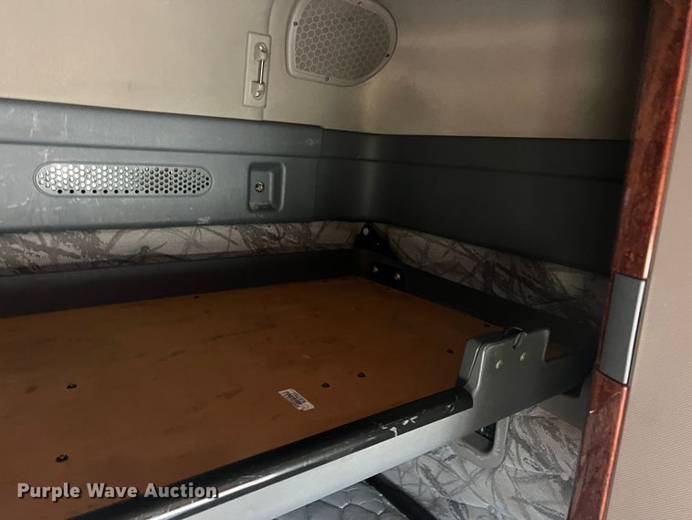 image for item DS2803 2011 Freightliner Cascadia  semi truck