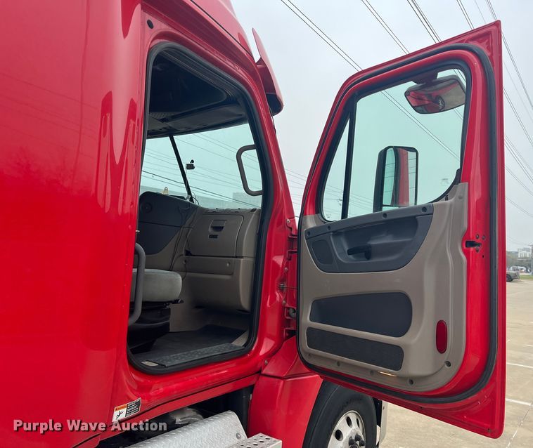 image for item DS2803 2011 Freightliner Cascadia  semi truck