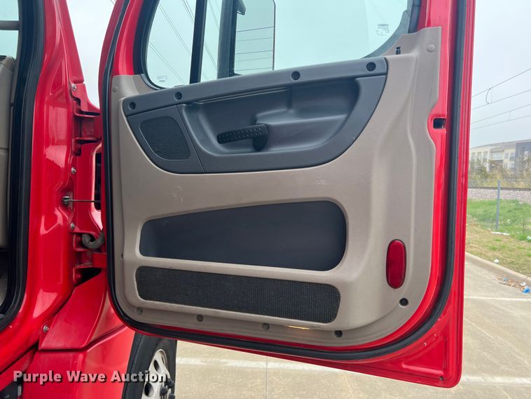 image for item DS2803 2011 Freightliner Cascadia  semi truck