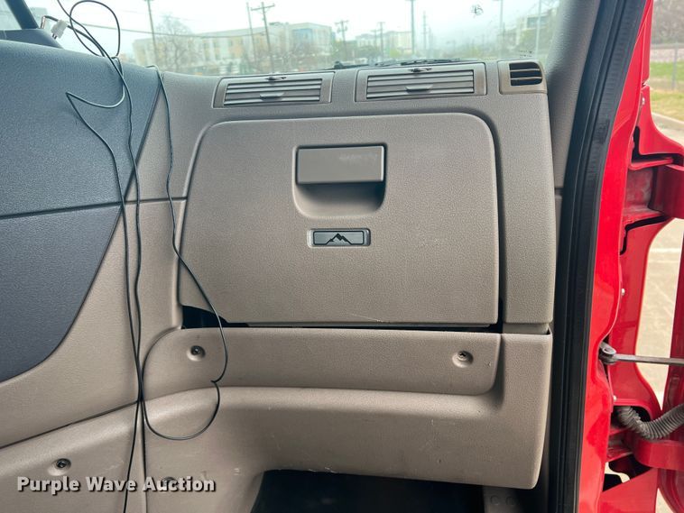 image for item DS2803 2011 Freightliner Cascadia  semi truck