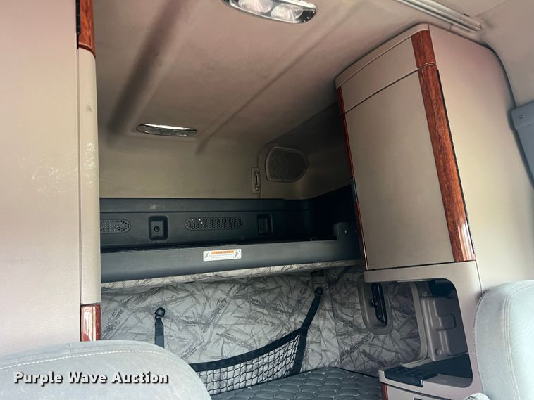 image for item DS2803 2011 Freightliner Cascadia  semi truck