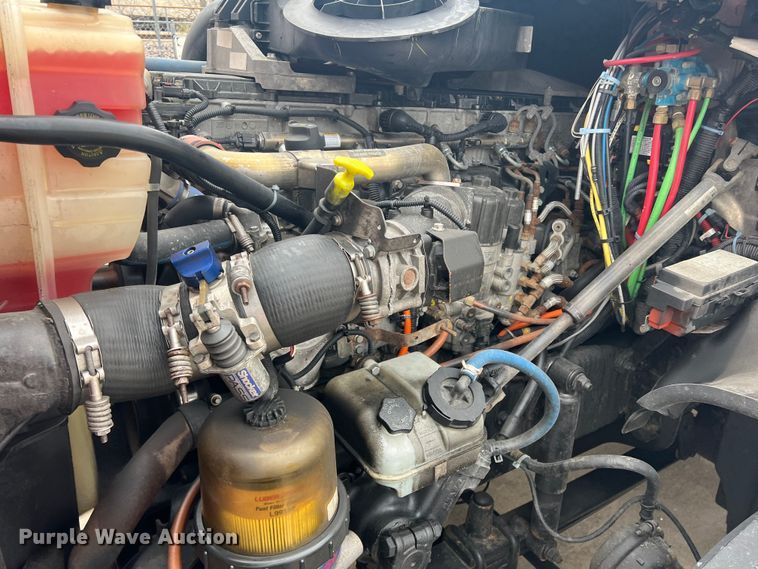 image for item DS2803 2011 Freightliner Cascadia  semi truck