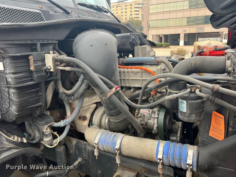 image for item DS2803 2011 Freightliner Cascadia  semi truck