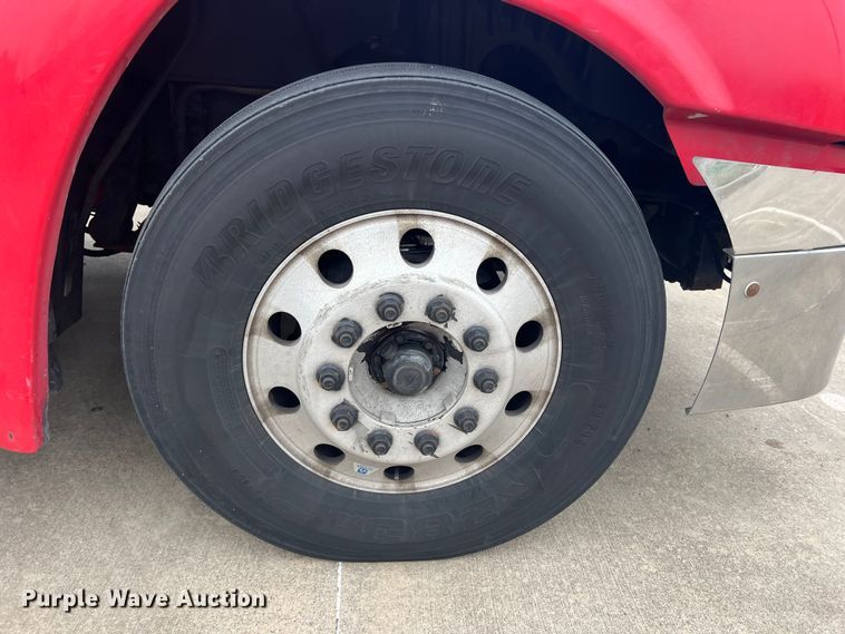 image for item DS2803 2011 Freightliner Cascadia  semi truck