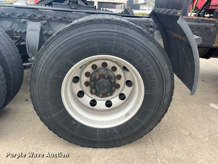 image for item DS2803 2011 Freightliner Cascadia  semi truck