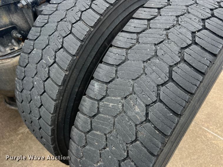 image for item DS2803 2011 Freightliner Cascadia  semi truck