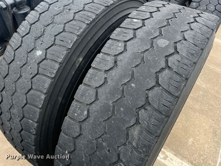 image for item DS2803 2011 Freightliner Cascadia  semi truck