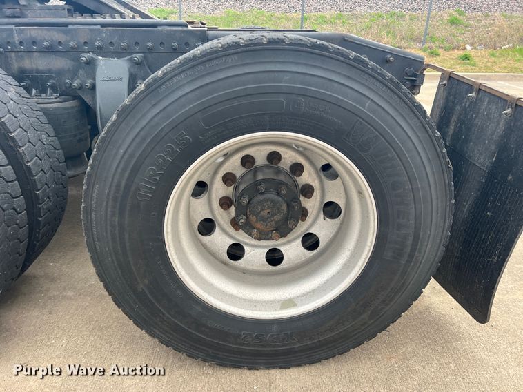 image for item DS2803 2011 Freightliner Cascadia  semi truck