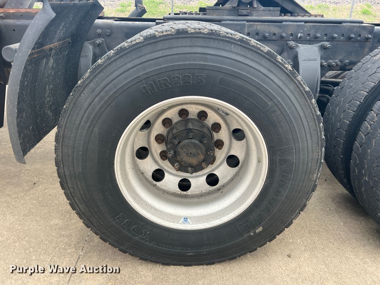 image for item DS2803 2011 Freightliner Cascadia  semi truck