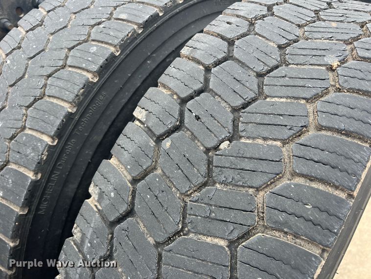 image for item DS2803 2011 Freightliner Cascadia  semi truck