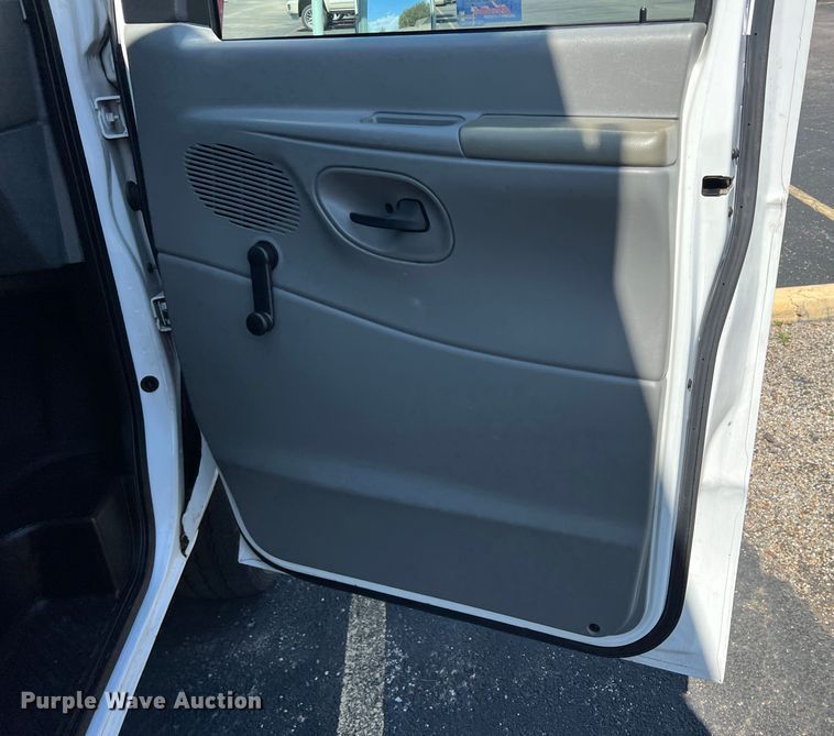 image for item DS2838 2008 Ford E450 Super Duty  box truck