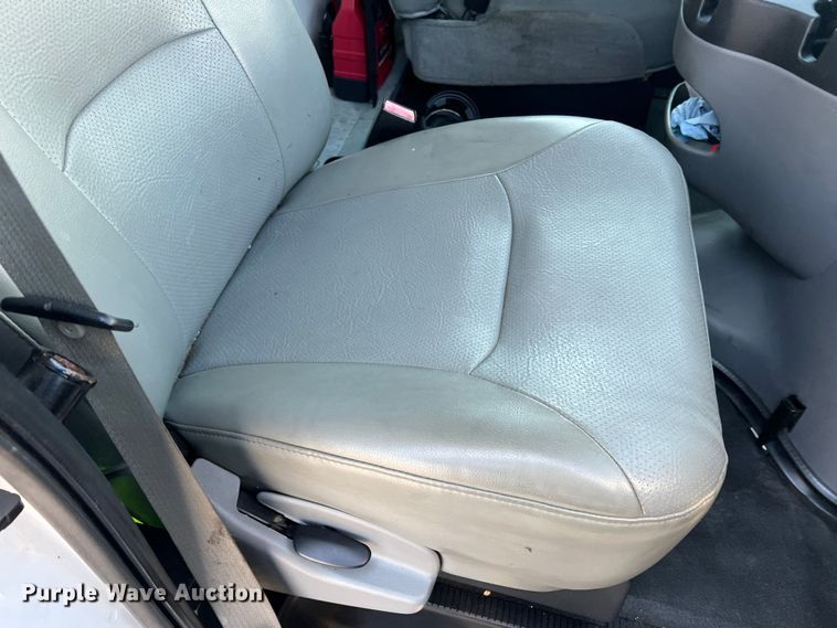 image for item DS2838 2008 Ford E450 Super Duty  box truck