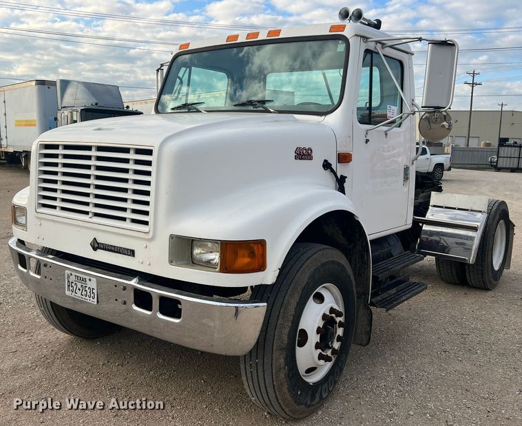 image for item DS2839 2001 International 4900  semi truck