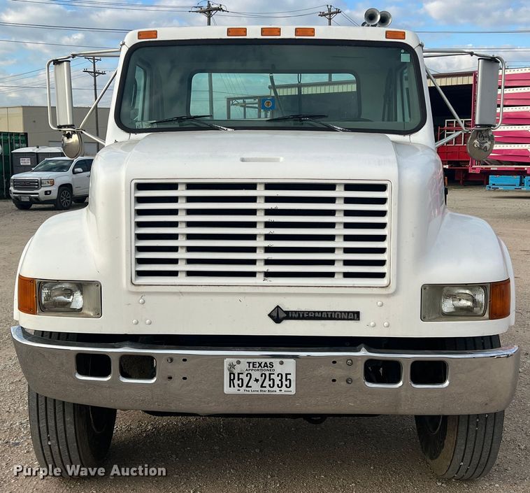 image for item DS2839 2001 International 4900  semi truck