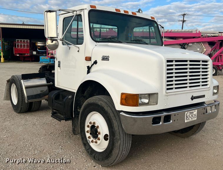 image for item DS2839 2001 International 4900  semi truck