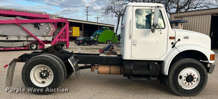 image for item DS2839 2001 International 4900  semi truck