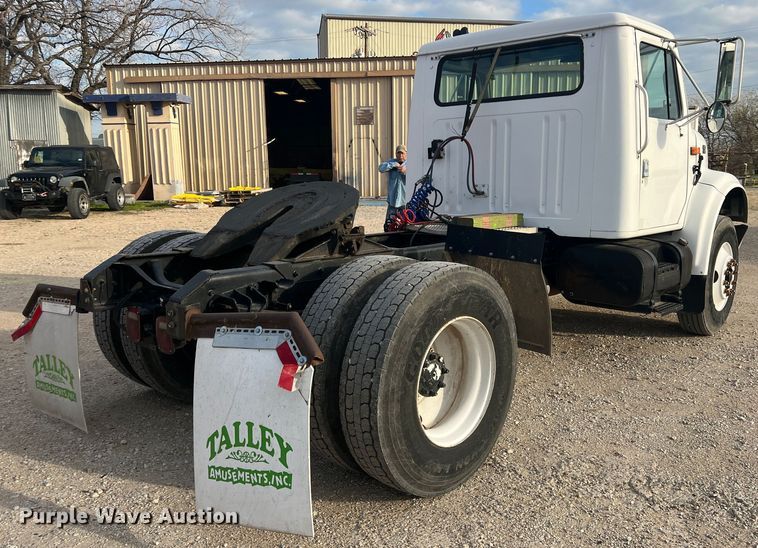 image for item DS2839 2001 International 4900  semi truck