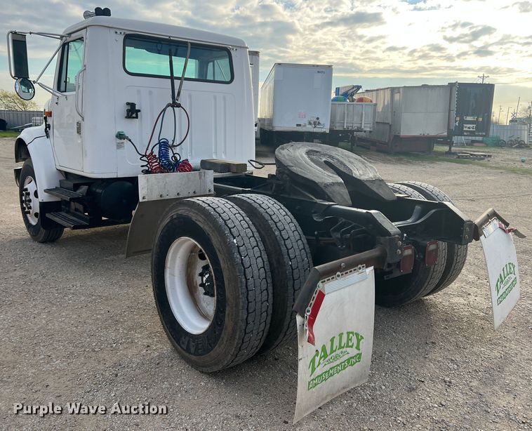 image for item DS2839 2001 International 4900  semi truck