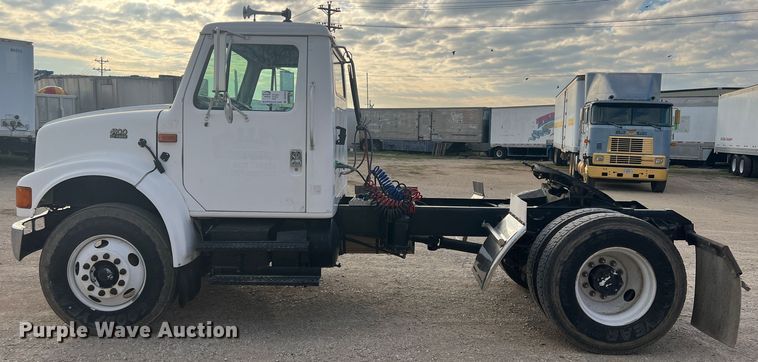 image for item DS2839 2001 International 4900  semi truck