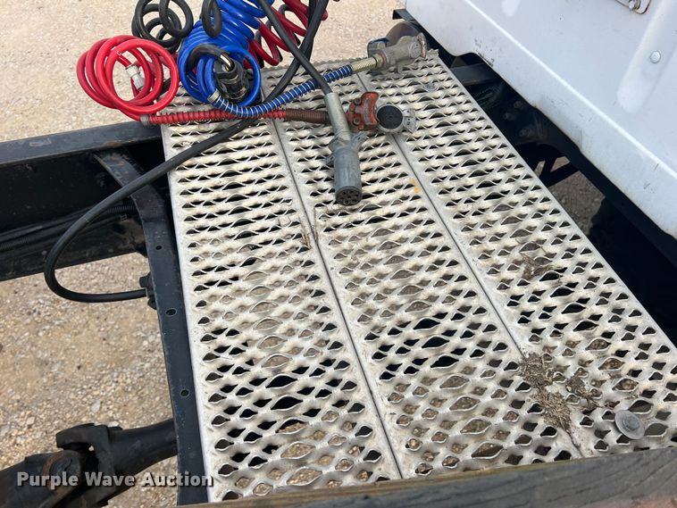 image for item DS2839 2001 International 4900  semi truck