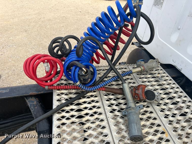 image for item DS2839 2001 International 4900  semi truck