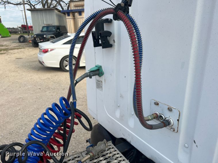 image for item DS2839 2001 International 4900  semi truck