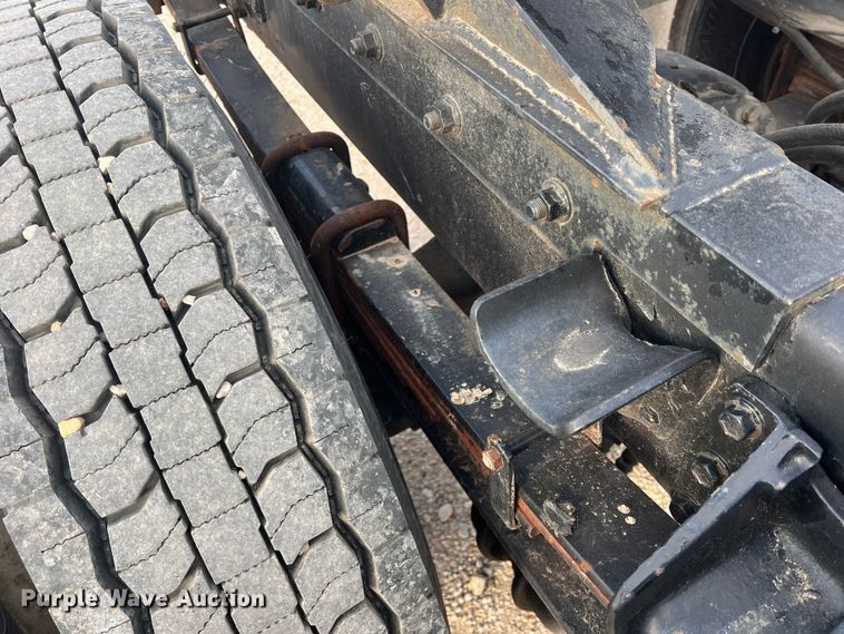 image for item DS2839 2001 International 4900  semi truck