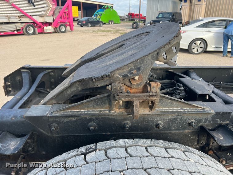 image for item DS2839 2001 International 4900  semi truck