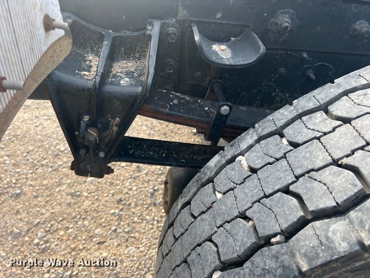 image for item DS2839 2001 International 4900  semi truck