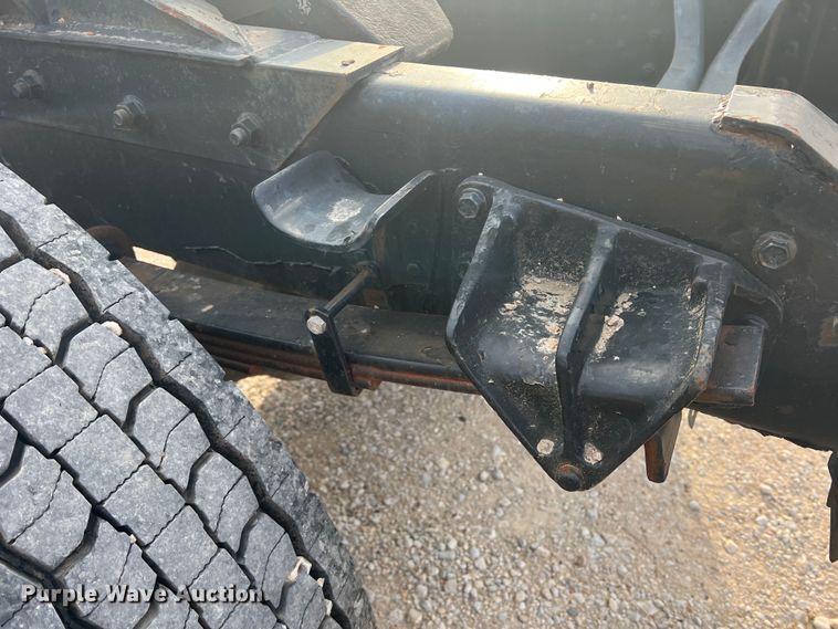 image for item DS2839 2001 International 4900  semi truck