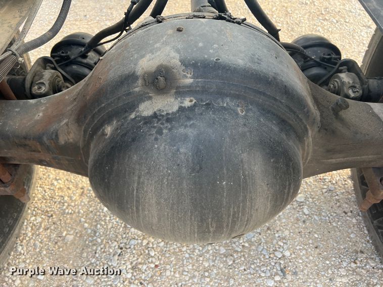 image for item DS2839 2001 International 4900  semi truck