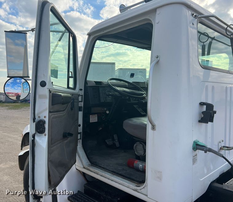 image for item DS2839 2001 International 4900  semi truck