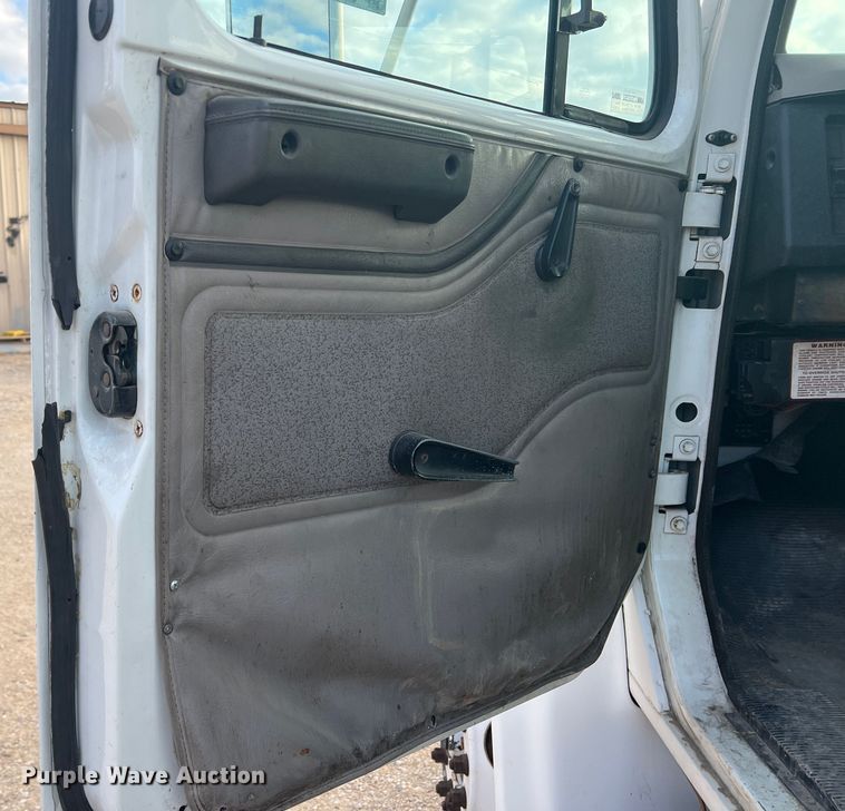 image for item DS2839 2001 International 4900  semi truck