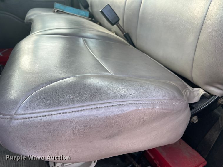 image for item DS2839 2001 International 4900  semi truck