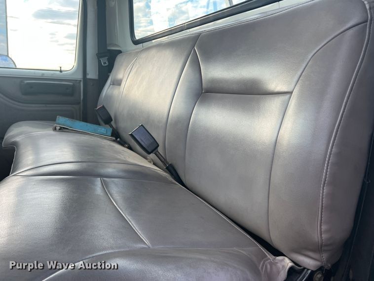 image for item DS2839 2001 International 4900  semi truck