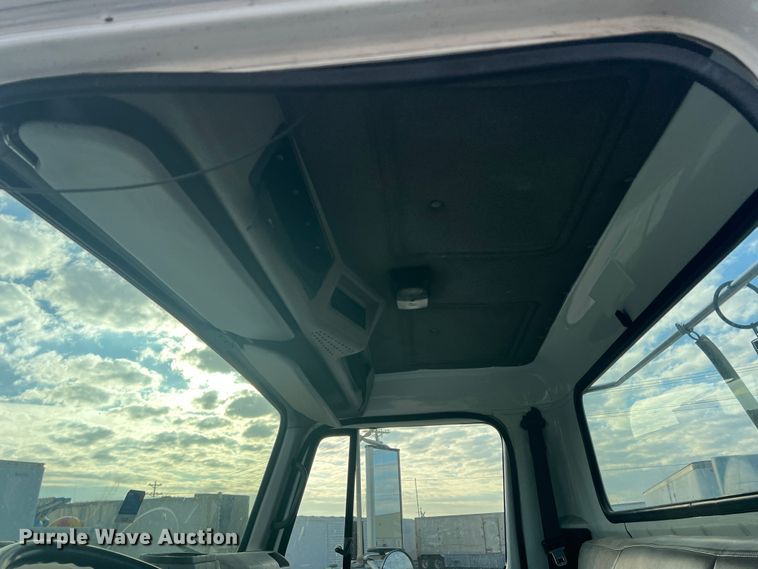 image for item DS2839 2001 International 4900  semi truck