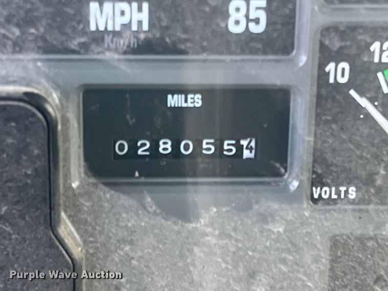 image for item DS2839 2001 International 4900  semi truck