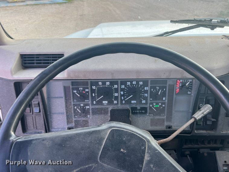 image for item DS2839 2001 International 4900  semi truck