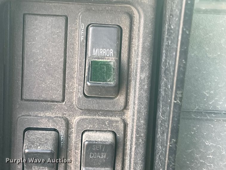 image for item DS2839 2001 International 4900  semi truck