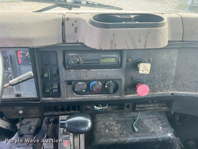 image for item DS2839 2001 International 4900  semi truck