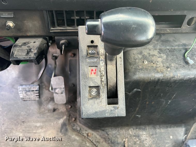 image for item DS2839 2001 International 4900  semi truck