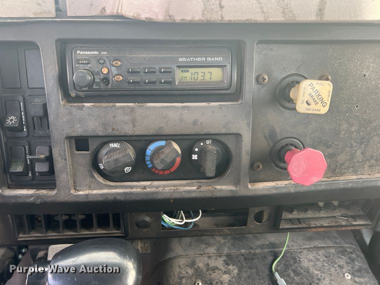 image for item DS2839 2001 International 4900  semi truck