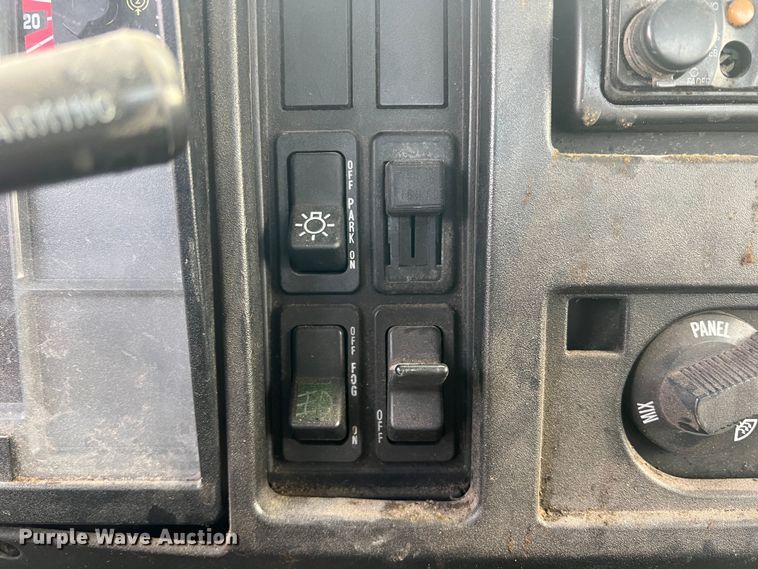 image for item DS2839 2001 International 4900  semi truck