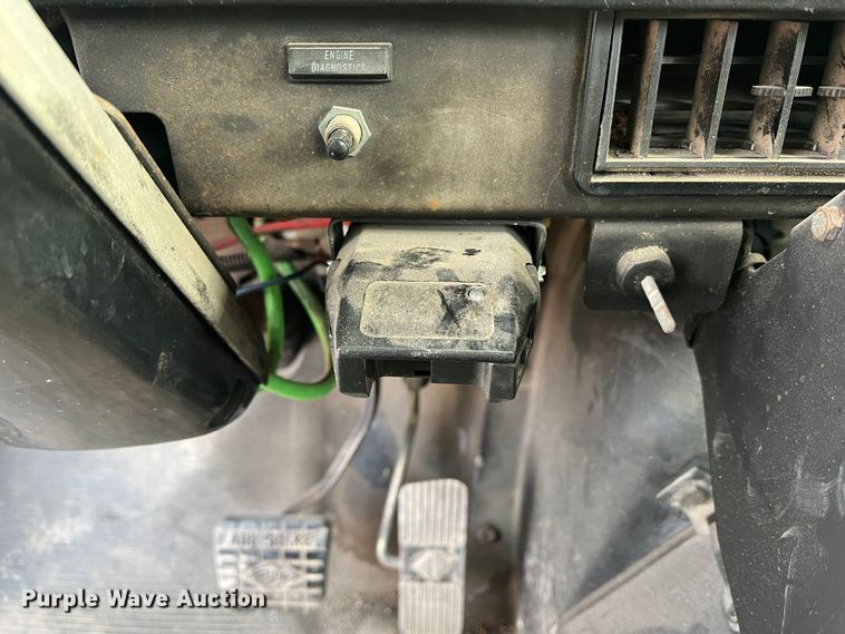 image for item DS2839 2001 International 4900  semi truck