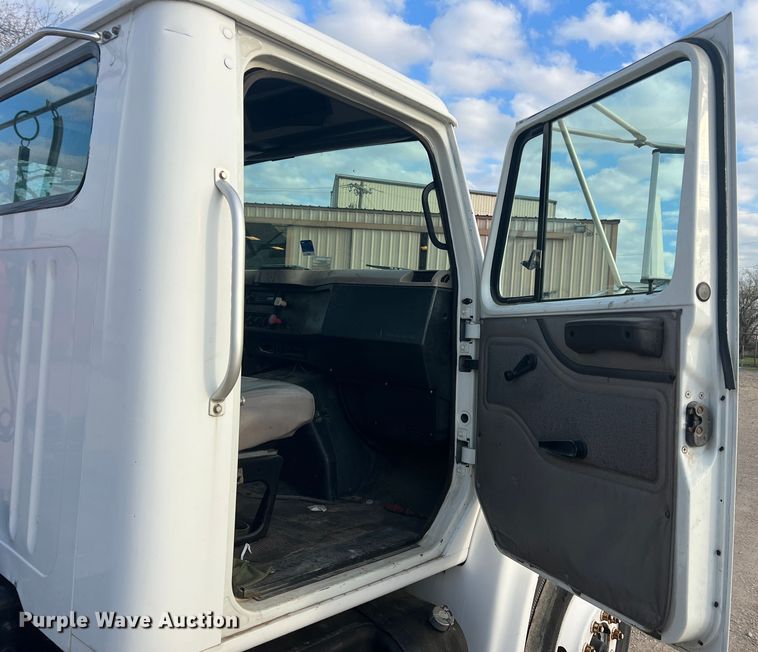 image for item DS2839 2001 International 4900  semi truck