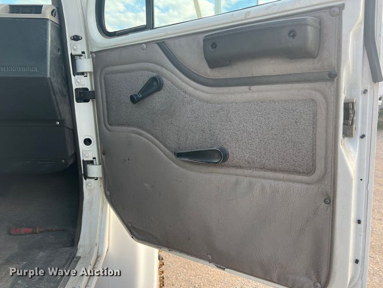 image for item DS2839 2001 International 4900  semi truck