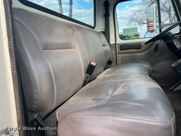 image for item DS2839 2001 International 4900  semi truck