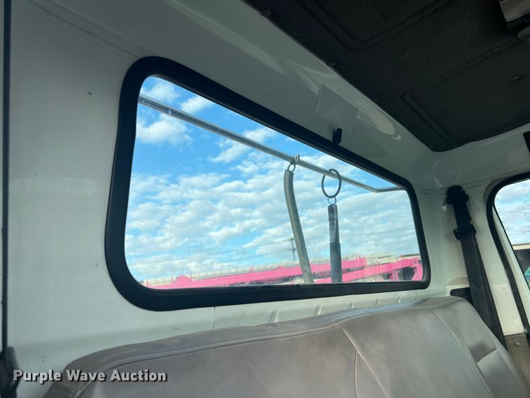 image for item DS2839 2001 International 4900  semi truck