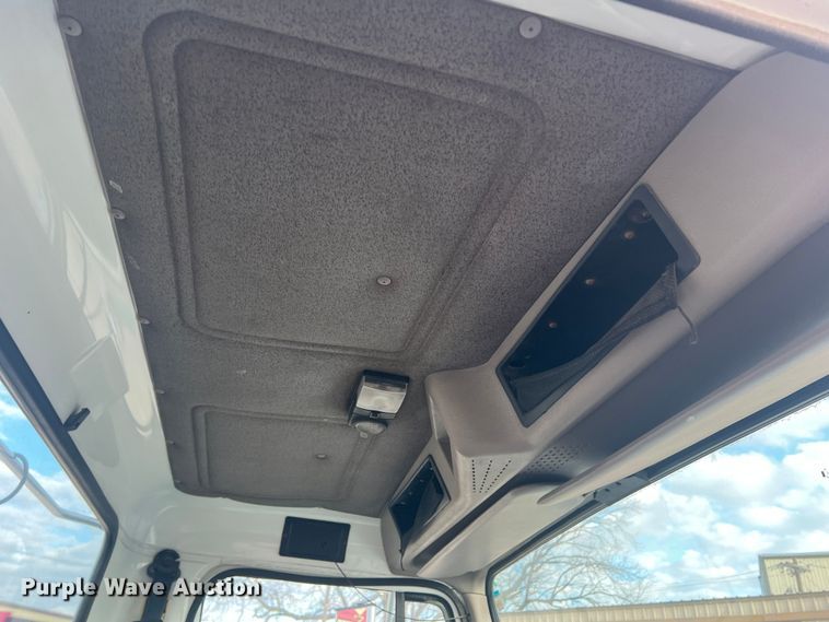 image for item DS2839 2001 International 4900  semi truck